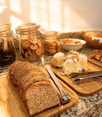 Mesa do café da manhã com pães, bolos e biscoitos