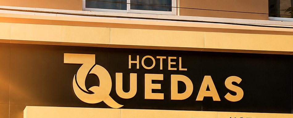 Fachada do Hotel 7 Quedas com o letreiro dourado